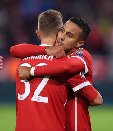 FUSSBALL CHAMPIONS LEAGUE SAISON 2017 2018 GRUPPENPHASE FC Bayern Muenchen - RSC Anderlecht 12.09.2017 Torjubel nach dem 2:0: Joshua Kimmich und Torschuetze Thiago Alcantara (re, beide FC Bayern Muenchen) Muenchen