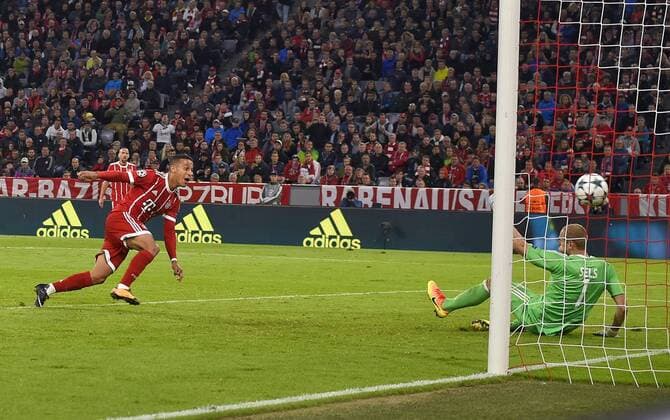 Bilder des Tages - SPORT 12.09.2017, Fussball Championsleague 2017 2018, FC Bayern München - RSC Anderlecht, in der Allianz-Arena München. Thiago (FC Bayern München) trifft gegen Torwart Matz Sels (RSC Anderlecht) zum 2:0