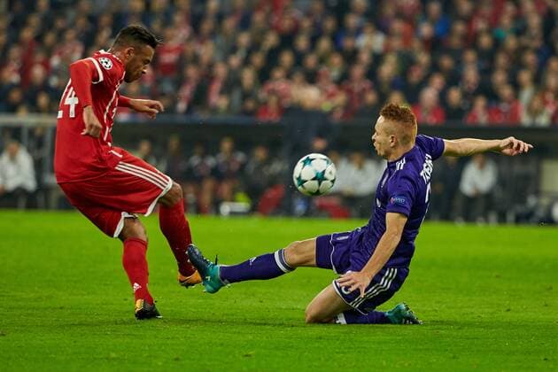 Munich, Germany 12.09.2017, UEFA Champions League - 2017 18 Season, 1st game day, FC Bayern Muenchen - RSC Anderlecht, Corentin Tolisso (FCB) wird von Adrien Trebel (Anderlecht) v.l. gefoult ( DeFodi049