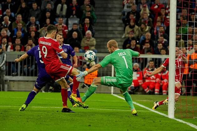 Bilder des Tages - SPORT Munich, Germany 12.09.2017, UEFA Champions League - 2017 18 Season, 1st game day, FC Bayern Muenchen - RSC Anderlecht, Franck Ribery (FCB) re. legt auf Robert Lewandowski (FCB) 2.v.l. zurueck, doch dieser scheitert an Torwart Matz Sels (Anderlecht) ( DeFodi049