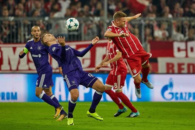 Munich, Germany 12.09.2017, UEFA Champions League - 2017 18 Season, 1st game day, FC Bayern Muenchen - RSC Anderlecht, Kopfballduell zwischen Joshua Kimmich (FCB) und Lukasz Teodorczyk (Anderlecht) v.r. ( DeFodi049