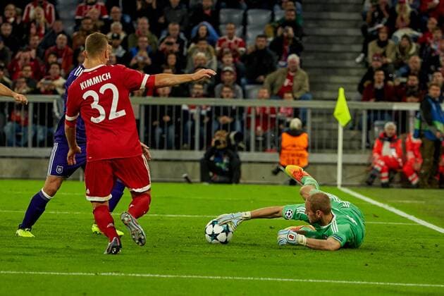 Munich, Germany 12.09.2017, UEFA Champions League - 2017 18 Season, 1st game day, FC Bayern Muenchen - RSC Anderlecht, Torwart Matz Sels (Anderlecht) re. rettet vor Joshua Kimmich (FCB) 2.v.l. ( DeFodi049