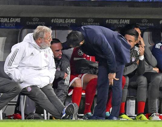 12.09.2017, Fussball Championsleague 2017 2018, FC Bayern München - RSC Anderlecht, in der Allianz-Arena München. Franck Ribery (li, FC Bayern München) ist nach seiner Auswechslung total wütend und muss von Sportdirektor Hasan Salihamidzic (Bayern München) auf der Bank beruhigt werden.