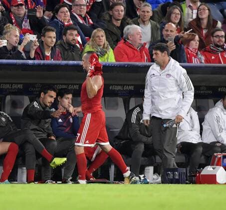 12.09.2017, Fussball Championsleague 2017 2018, FC Bayern München - RSC Anderlecht, in der Allianz-Arena München. Franck Ribery (FC Bayern München) ist nach seiner Auswechslung total wütend und feuert sein Trikot in Richtung Bank.