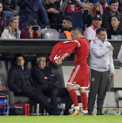 12.09.2017, Fussball Championsleague 2017 2018, FC Bayern München - RSC Anderlecht, in der Allianz-Arena München. Franck Ribery (FC Bayern München) ist nach seiner Auswechslung total wütend und feuert sein Trikot in Richtung Bank. v.li: Sportdirektor Hasan Salihamidzic (Bayern München), Trainer Carlo Ancelotti (FC Bayern München), Franck Ribery (FC Bayern München), Co-Trainer Willy Sagnol (FC Bayern München).