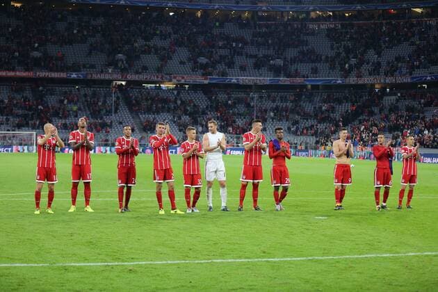 l-r: Schlussjubel bei den Fans, Arjen Robben 10 (FC Bayern Muenchen), Jerome Boateng 17 (FC Bayern Muenchen), Corentin Tolisso 24 (FC Bayern Muenchen), Thomas Mueller 25 (FC Bayern Muenchen), Joshua Kimmich 32 (FC Bayern Muenchen), Manuel Neuer 1 (FC Bayern Muenchen), Niklas Suele 4 (FC Bayern Muenchen), Kingsley Coman 29 (FC Bayern Muenchen), Robert Lewandowski 9 (FC Bayern Muenchen), Thiago Alcantara 6 (FC Bayern Muenchen), Rafinha 13 (FC Bayern Muenchen), FC Bayern Muenchen vs. RSC Anderlecht, Fussball, Vorrunde, Champions League, 12.09.2017 Muenchen Bayern Deutschland