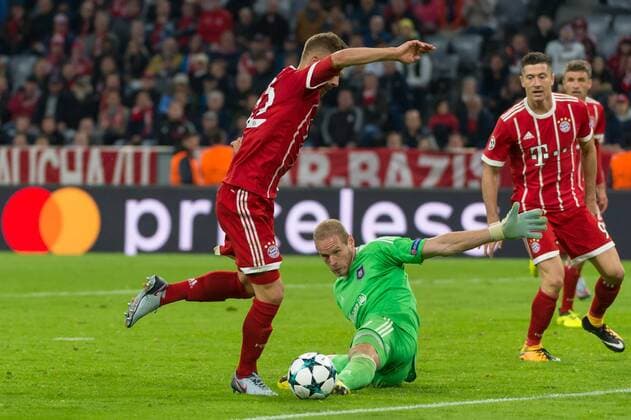 Munich, Germany 12.09.2017, UEFA Champions League - 2017 18 Season, 1st game day, FC Bayern Muenchen - RSC Anderlecht, Tor zum 3:0 mit v.l. Joshua Kimmich 32 (FC Bayern Muenchen) ung Matz Sels 1 (RSC Anderlecht) ( DeFodi527