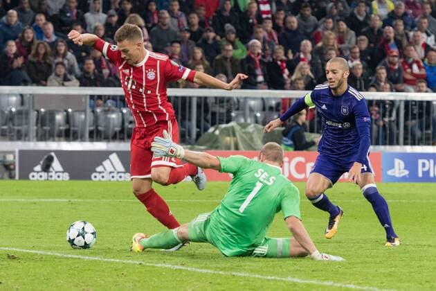 SOCCER - CL, Bayern vs Anderlecht MUNICH,GERMANY,12.SEP.17 - SOCCER - UEFA Champions League, group stage, FC Bayern Muenchen vs RSC Anderlecht. Image shows Joshua Kimmich (Bayern) and Matz Sels (Anderlecht) Keywords: Goal. GEPAxpictures xMarkusxFischer