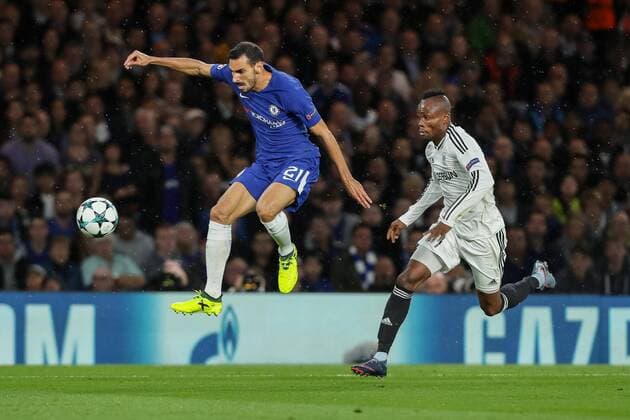 London, England 12.09.2017, UEFA Champions League - 2017 18 Season, 1st game day, FC Chelsea - Qarabag Agdam, Davide Zappacosta (FCC) und Donald Guerrier (QFK) im Zweikampf ( DeFodi048