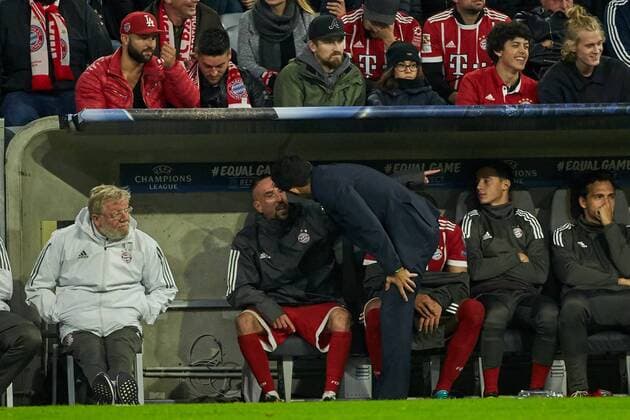 Munich, Germany 12.09.2017, UEFA Champions League - 2017 18 Season, 1st game day, FC Bayern Muenchen - RSC Anderlecht, Franck Ribery (FCB) ist stock sauer und wird von Sportdirektor Hasan Salihamidzic (FCB) getroestet ( DeFodi049