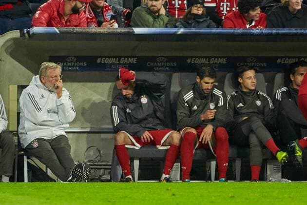 Munich, Germany 12.09.2017, UEFA Champions League - 2017 18 Season, 1st game day, FC Bayern Muenchen - RSC Anderlecht, Franck Ribery (FCB) wirft nach seiner Auswechslung wuetend sein Trikot auf den Boden ( DeFodi049