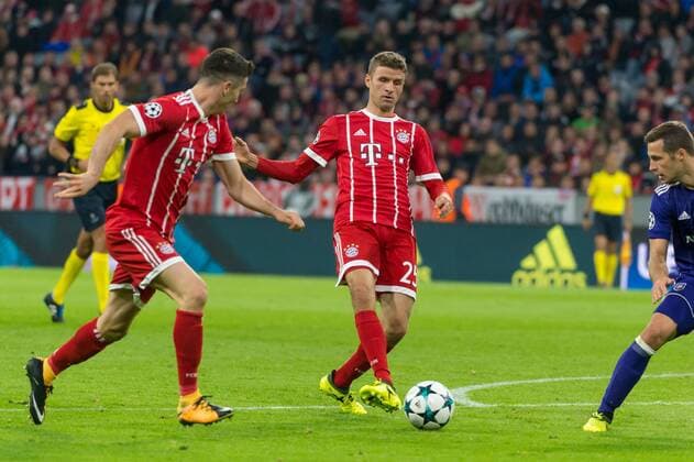 Munich, Germany 12.09.2017, UEFA Champions League - 2017 18 Season, 1st game day, FC Bayern Muenchen - RSC Anderlecht, v.l. Querpass zwischen Robert Lewandowski 9 (FC Bayern Muenchen) und Thomas Mueller 25 (FC Bayern Muenchen) ( DeFodi527
