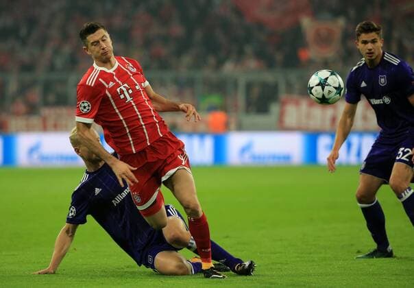 20170912, CL. FCB vs RSC Anderlecht, Champions League, Allianz Arena Muenchen, Fussball, im Bild: Robert Lewandowski (FCB) von Olivier Deschacht (Anderlecht) gefault Elfmeter