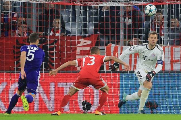 20170912, CL. FCB vs RSC Anderlecht, Champions League, Allianz Arena Muenchen, Fussball, im Bild: Uros Spajic (Anderlecht), Rafinha (FCB) und Torwart Manuel Neuer (FCB)