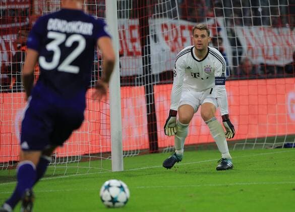 20170912, CL. FCB vs RSC Anderlecht, Champions League, Allianz Arena Muenchen, Fussball, im Bild: Leander Dendoncker (Anderlecht) vs Torwart Manuel Neuer (FCB)