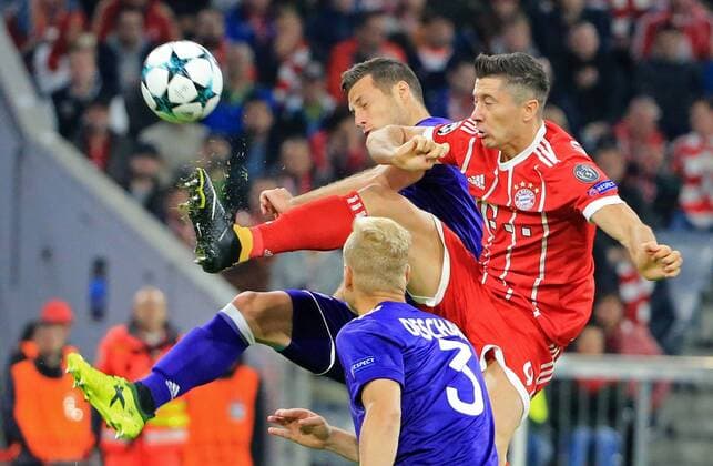 20170912, CL. FCB vs RSC Anderlecht, Champions League, Allianz Arena Muenchen, Fussball, im Bild: Uros Spajic (Anderlecht) vs Robert Lewandowski (FCB) und Olivier Deschacht (Anderlecht) schaut zu