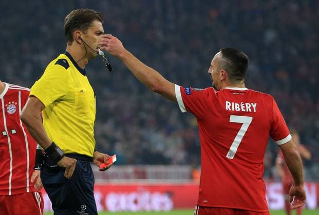 20170912, CL. FCB vs RSC Anderlecht, Champions League, Allianz Arena Muenchen, Fussball, im Bild: Paolo Tagliavento und Franck Ribery (FCB) bekommt Gelb