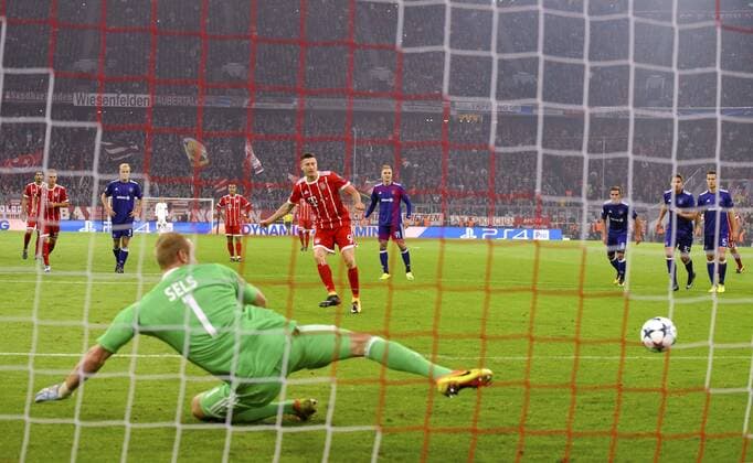 12.09.2017, Fussball Championsleague 2017 2018, FC Bayern München - RSC Anderlecht, in der Allianz-Arena München. Torschuss Robert Lewandowski (mitte, FC Bayern München) zum 1:0 per Foulelfmeter gegen Torwart Matz Sels (RSC Anderlecht).