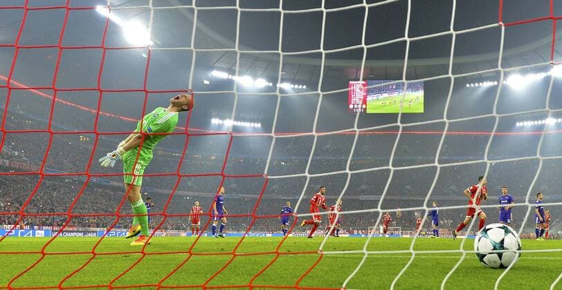 12.09.2017, Fussball Championsleague 2017 2018, FC Bayern München - RSC Anderlecht, in der Allianz-Arena München. Torschuss Robert Lewandowski (re, FC Bayern München) zum 1:0 per Foulelfmeter gegen Torwart Matz Sels (RSC Anderlecht), der es nicht fassen kann.