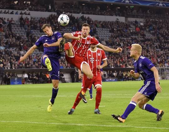 12.09.2017, Fussball Championsleague 2017 2018, FC Bayern München - RSC Anderlecht, in der Allianz-Arena München. v.li: Uros Spajic (RSC Anderlecht) gegen Robert Lewandowski (FC Bayern München).