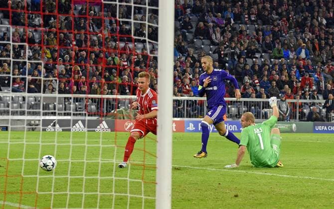12.09.2017, Fussball Championsleague 2017 2018, FC Bayern München - RSC Anderlecht, in der Allianz-Arena München. li: Joshua Kimmich (FC Bayern München) Torschuss zum 3:0 gegen Torwart Matz Sels (re, RSC Anderlecht).
