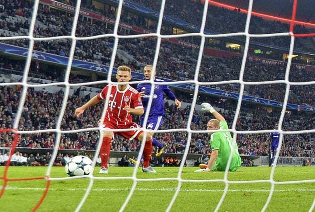 12.09.2017, Fussball Championsleague 2017 2018, FC Bayern München - RSC Anderlecht, in der Allianz-Arena München. li: Joshua Kimmich (FC Bayern München) Torschuss zum 3:0 gegen Torwart Matz Sels (re, RSC Anderlecht).