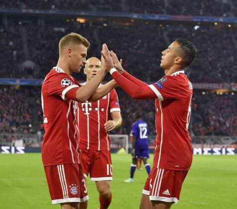 12.09.2017, Fussball Championsleague 2017 2018, FC Bayern München - RSC Anderlecht, in der Allianz-Arena München. Thiago (FC Bayern München) jubelt hier mit Joshua Kimmich (FC Bayern München) und Arjen Robben (mitte, FC Bayern München)