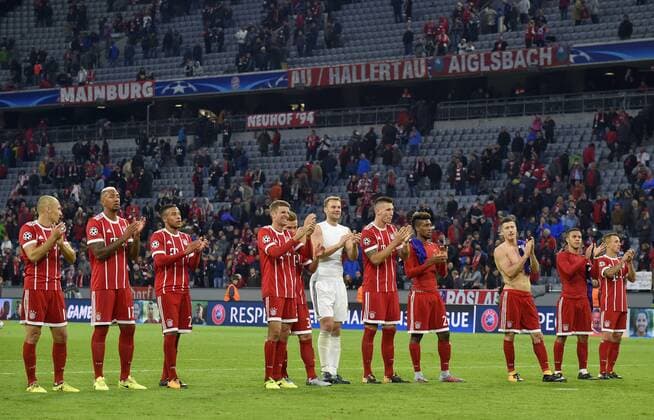 12.09.2017, Fussball Championsleague 2017 2018, FC Bayern München - RSC Anderlecht, in der Allianz-Arena München. v.l.Arjen Robben (FC Bayern München), Jerome Boateng (FC Bayern München), Corentin Tolisso (FC Bayern München), Thomas Müller (FC Bayern München), Joshua Kimmich (FC Bayern München), Torwart Manuel Neuer (FC Bayern München), Niklas Süle (FC Bayern München), Kingsley Coman (Bayern München), Robert Lewandowski (FC Bayern München), Thiago (FC Bayern München) und Rafinha (FC Bayern München) jubeln nach dem Spiel.