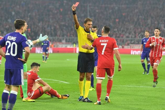 Schiedsrichter Paolo TAGLIAVENTO zeigt Sven Kums (Anderlecht.li) nach Foul an Robert LEWANDOWSKI (Bayern Muenchen,am Boden) die Rote Karte,Platzverweis. FC Bayern Muenchen-RSC Anderlecht 3-0, Fussball Champions League,Gruppenphase, am 12.09.2017. A L L I A N Z A R E N A.