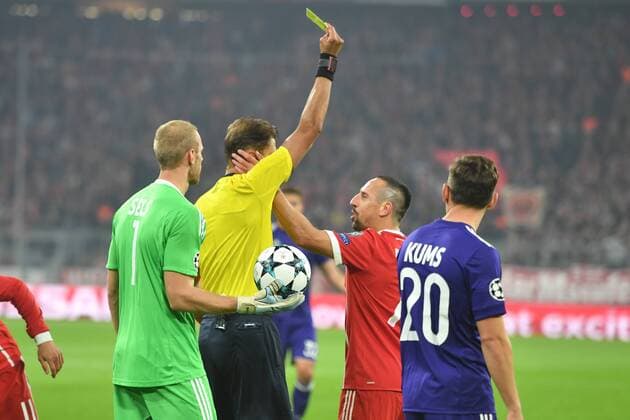 Schiedsrichter Paolo TAGLIAVENTO zeigt Franck RIBERY (Bayern Muenchen) die Gelbe Karte,Verwarnung, FC Bayern Muenchen-RSC Anderlecht 3-0, Fussball Champions League,Gruppenphase, am 12.09.2017. A L L I A N Z A R E N A.