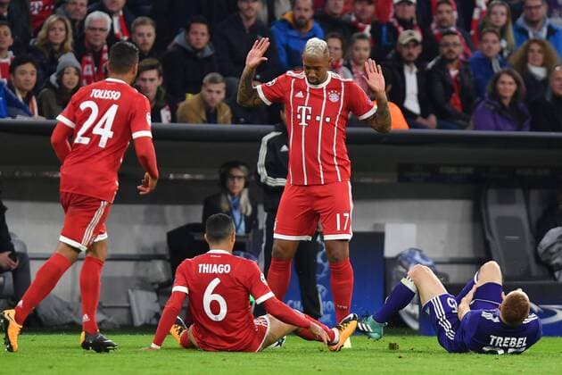 hi:Jerome BOATENG (Bayern Muenchen),a, Boden:Thiago ALCANTARA (FCB),Adrien Trebel (Anderlecht),li:Corentin TOLISSO (Bayern Muenchen).Aktion. FC Bayern Muenchen-RSC Anderlecht 3-0. Fussball Champions League,Gruppenphase, am 12.09.2017. A L L I A N Z A R E N A.