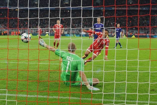 Thiago ALCANTARA (FCB) schiesst das Tor zum 2-0 gegen Matz Sels (Torwart Anderlecht) ,Aktion,Torschuss, Hintertorkamera,Hintertorperspektive. FC Bayern Muenchen-RSC Anderlecht 3-0. Fussball Champions League,Gruppenphase, am 12.09.2017. A L L I A N Z A R E N A.