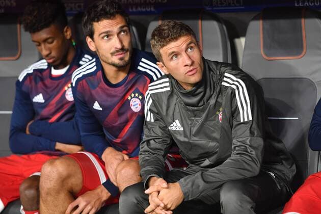 Themen der Woche - SPORT Bilder des Tages - SPORT v.li:Kingsley COMAN (Bayern Muenchen),Mats HUMMELS (Bayern Muenchen),Thomas MUELLER (MÜLLER,Bayern Muenchen),skeptisch,ernst, Reservebank,Ersatzbank,Ersatzspieler,Reservespieler,Bank,Ergaenzungsspieler, Aktion, FC Bayern Muenchen-RSC Anderlecht 3-0. Fussball Champions League,Gruppenphase, am 12.09.2017. A L L I A N Z A R E N A.