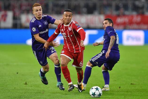 Thiago ALCANTARA (FCB),Aktion,Zweikampf gegen Adrien Trebel (Anderlecht,li) und Nicolae Stanciu (Anderlecht), FC Bayern Muenchen-RSC Anderlecht 3-0. Fussball Champions League,Gruppenphase, am 12.09.2017. A L L I A N Z A R E N A.