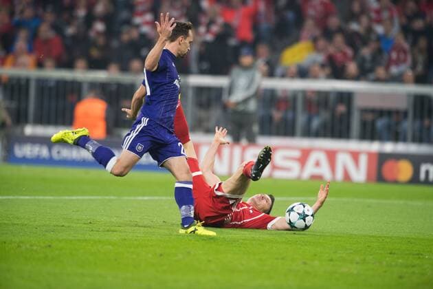 FC Bayern Muenchen vs. RSC Anderlecht, Champions League Auftakt, Allianz Arena Muenchen. 12.09.2017 Im Bild: Robert Lewandowski wird gefault von Kums Â