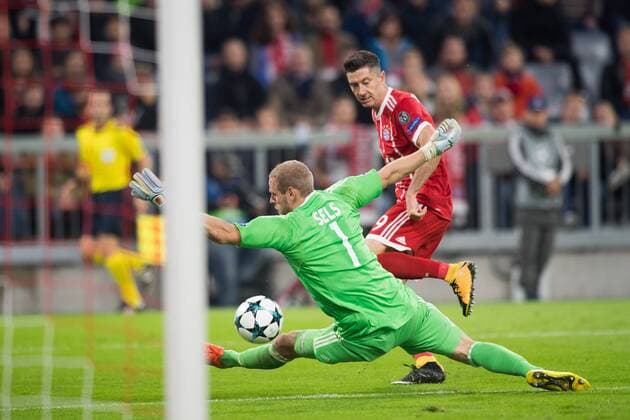 FC Bayern Muenchen vs. RSC Anderlecht, Champions League Auftakt, Allianz Arena Muenchen. 12.09.2017 Im Bild: Mats Sels, Robert Lewandowski Â