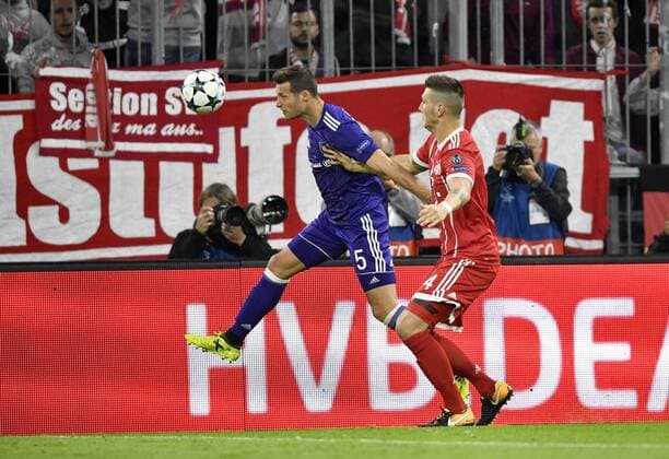 Zweikampf, Aktion Niklas Süle FC Bayern München (rechts) gegen Uros Spajic RSC Anderlecht Champions League CL Gruppenphase FC Bayern München FCB vs RSC Anderlecht 12.09.2017 FC Bayern München FCB vs RSC Anderlecht