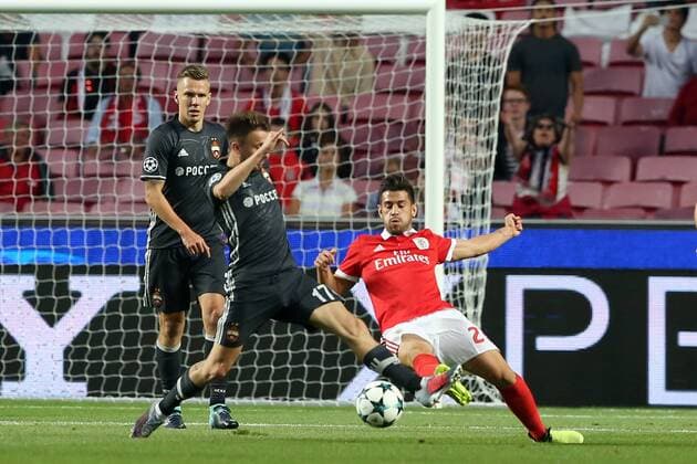 September 12, 2017 - Lisbon, Portugal - Benfica s Portuguese midfielder Pizzi (R ) vies with CSKA s midfielder Aleksandr Golovin during UEFA Champions League football match SL Benfica vs CSKA Moscow at the Luz stadium in Lisbon, Portugal on September 12, 2017. Photo: SL Benfica v CSKA Moskva - UEFA Champions League  - ZUMAn230 20170912_zaa_n230_609 Copyright: xPedroxFiuzax