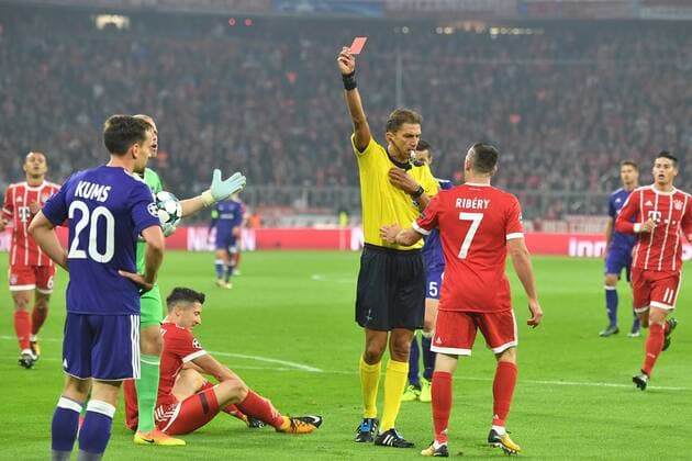 Schiedsrichter Paolo TAGLIAVENTO zeigt Sven Kums (Anderlecht.li) nach Foul an Robert LEWANDOWSKI (Bayern Muenchen,am Boden) die Rote Karte,Platzverweis.Re:Franck RIBERY (Bayern Muenchen). FC Bayern Muenchen-RSC Anderlecht, Fussball Champions League,Gruppenphase, am 12.09.2017. A L L I A N Z A R E N A.