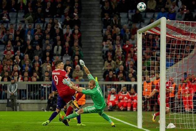 Munich, Germany 12.09.2017, UEFA Champions League - 2017 18 Season, 1st game day, FC Bayern Muenchen - RSC Anderlecht, Robert Lewandowski (FCB) scheitert an Torwart Matz Sels (Anderlecht) v.l. ( DeFodi049