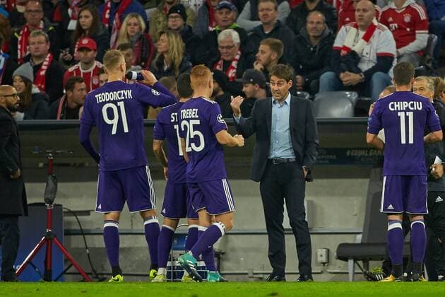 Munich, Germany 12.09.2017, UEFA Champions League - 2017 18 Season, 1st game day, FC Bayern Muenchen - RSC Anderlecht, Lukasz Teodorczyk (Anderlecht), Nicolae Stanciu (Anderlecht) und Adrien Trebel (Anderlecht) erhalten von Trainer Rene Weiler (Anderlecht) v.l. Anweisungen. Rechts Alexandru Chipciu (Anderlecht) ( DeFodi049