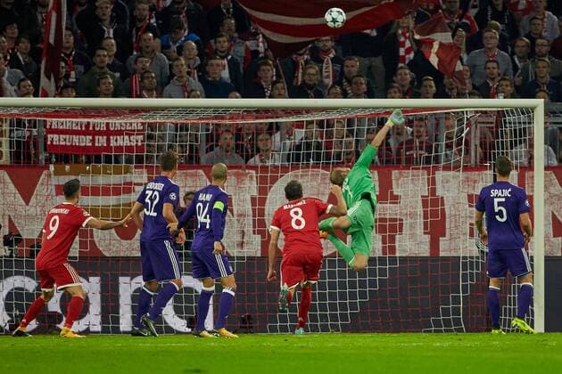 Munich, Germany 12.09.2017, UEFA Champions League - 2017 18 Season, 1st game day, FC Bayern Muenchen - RSC Anderlecht, Torwart Matz Sels (Anderlecht) lenkt einen Ball ueber die Torlatte. Robert Lewandowski (FCB), Leander Dendoncker (Anderlecht), Sofiane Hanni (Anderlecht), Javi Martinez (FCB) und Uros Spajic (Anderlecht) v.l. beobachten die Situation ( DeFodi049