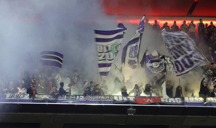 München , Fußball UEFA ChampionsLeague Bayern München vs. RSC Anderlecht , Fans von Anderlecht , Pyro , Bengalos Rauch