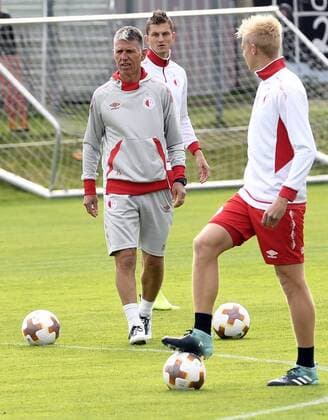 Fußball, EL, Slavia Prag Training Head Coach Jaroslav Silhavy (center) in action during the SK Slavia Praha training session prior to the UEFA Europa League match between SK Slavia Praha and Maccabi Tel Aviv FC, in Prague, Czech Republic, on September 13, 2017. (CTKxPhoto MichalxKrumphanzl) CTKPhotoP201709130390001  kru 4