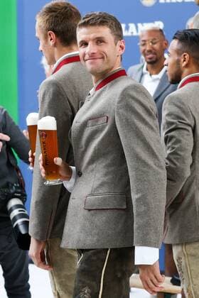Bilder des Tages - SPORT gut gelaunt an seinem Geburtstag Thomas Mueller 25 (FC Bayern Muenchen), FC Bayern Muenchen Lederhosen-Shooting, Fussball, 13.09.2017 Muenchen Bayern Deutschland