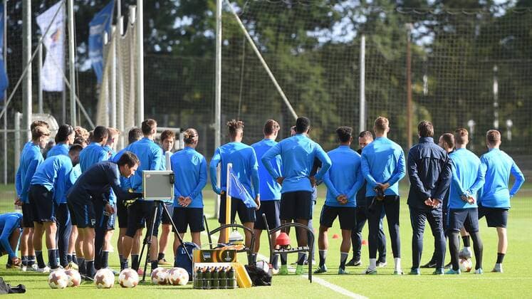 Fussball, Herren, UEFA Euroleague, Saison 2017 18, Hertha BSC, Training, Cheftrainer Pal Dardai (Hertha BSC) spricht vor dem Training mit der Mannschaft, 13.09.17, Copyright: xMichaelxHundtx xMatthiasxKochx