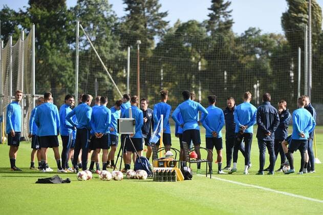Fussball, Herren, UEFA Euroleague, Saison 2017 18, Hertha BSC, Training, Cheftrainer Pal Dardai (Hertha BSC) spricht vor dem Training mit der Mannschaft, 13.09.17, Copyright: xMichaelxHundtx xMatthiasxKochx