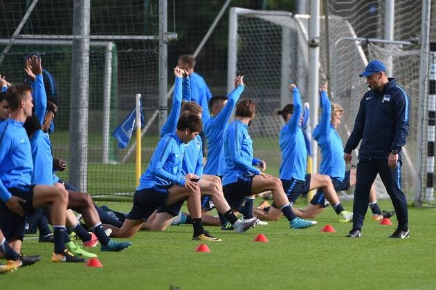 Fussball, Herren, UEFA Euroleague, Saison 2017 18, Hertha BSC, Training, Aufwärmübungen vor dem Training, 13.09.17, Copyright: xMichaelxHundtx xMatthiasxKochx