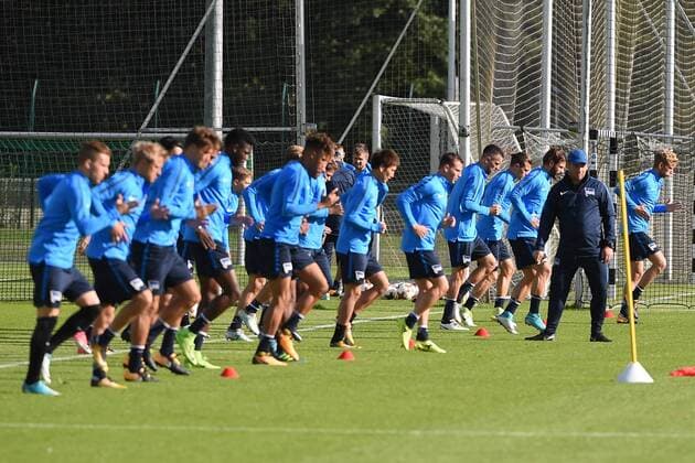 Fussball, Herren, UEFA Euroleague, Saison 2017 18, Hertha BSC, Training, Cheftrainer Pal Dardai (Hertha BSC) motiviert die Mannschaft beim Aufwärmen, 13.09.17, Copyright: xMichaelxHundtx xMatthiasxKochx