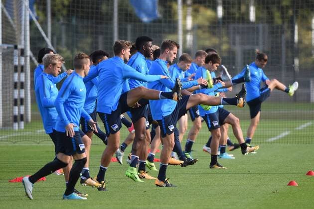 Fussball, Herren, UEFA Euroleague, Saison 2017 18, Hertha BSC, Training, Aufwärmübungen vor dem Training, 13.09.17, Copyright: xMichaelxHundtx xMatthiasxKochx